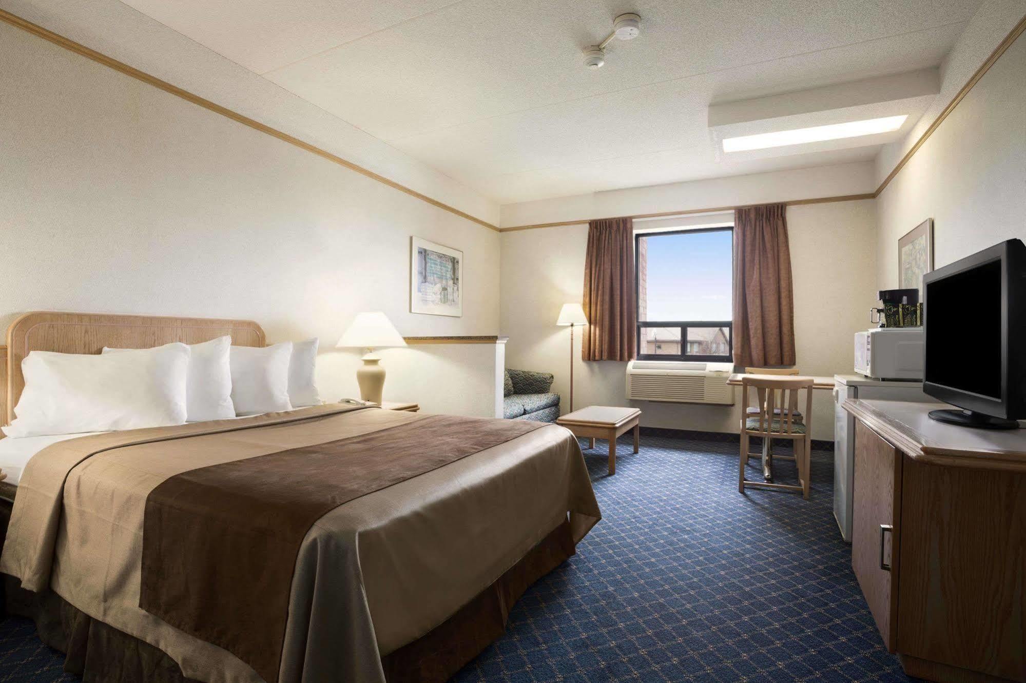 Travelodge By Wyndham Chatham Exterior foto